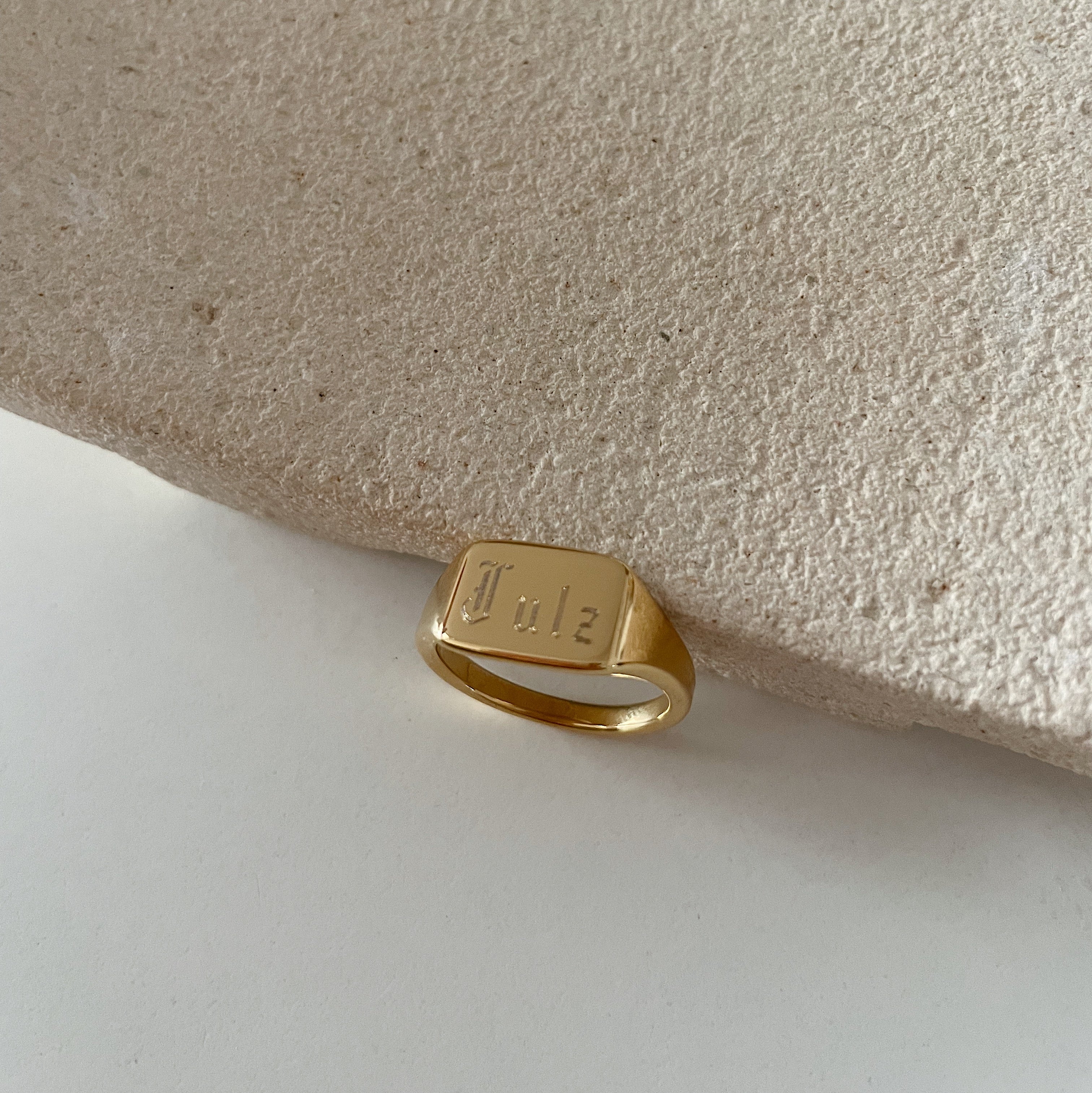 Flat signet ring