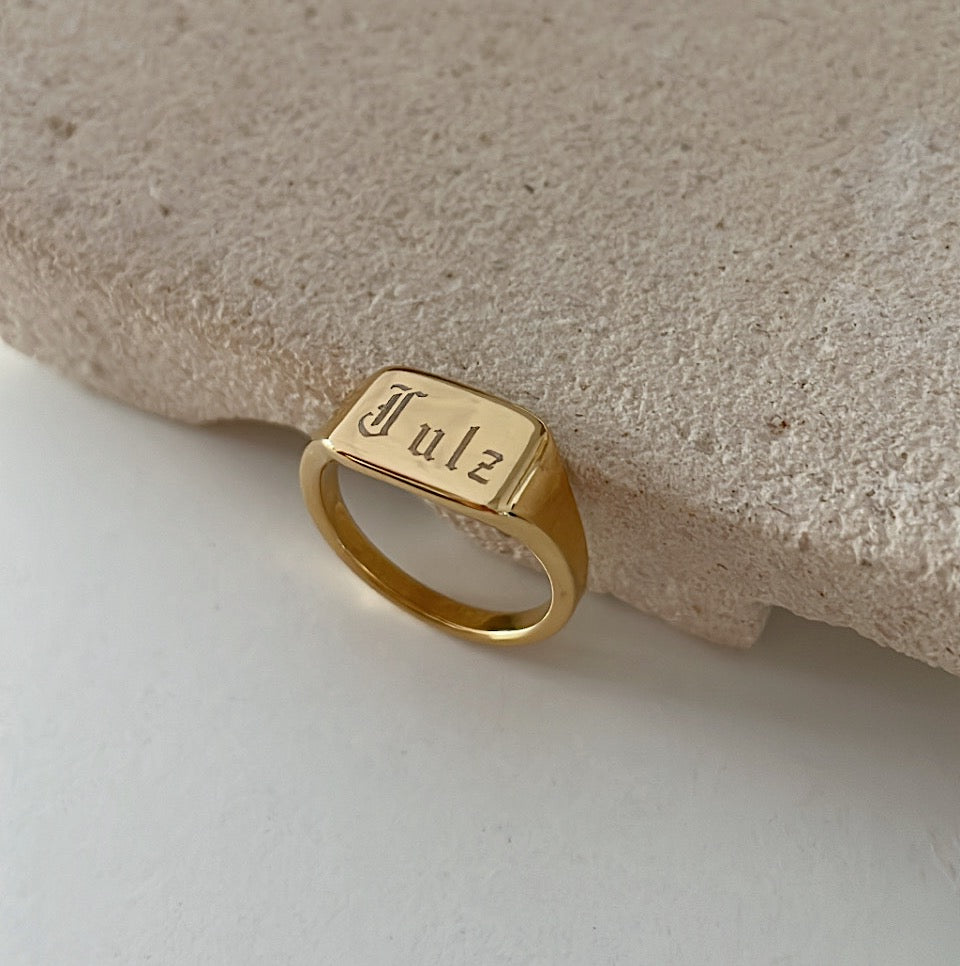 Flat signet ring